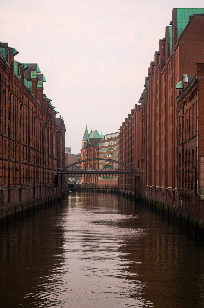les canaux du quartier de Speicherstadt construite sur les ilots de l'Elbe à Hambourg