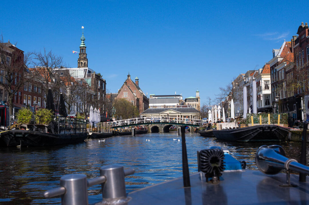 Croisière en bateau sur les canaux de Leyde au niveau du marché de Nieuwe Rijn