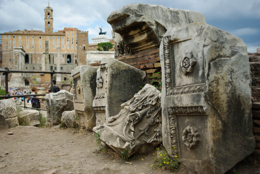 detail de pierres sculptées dans le forum romain