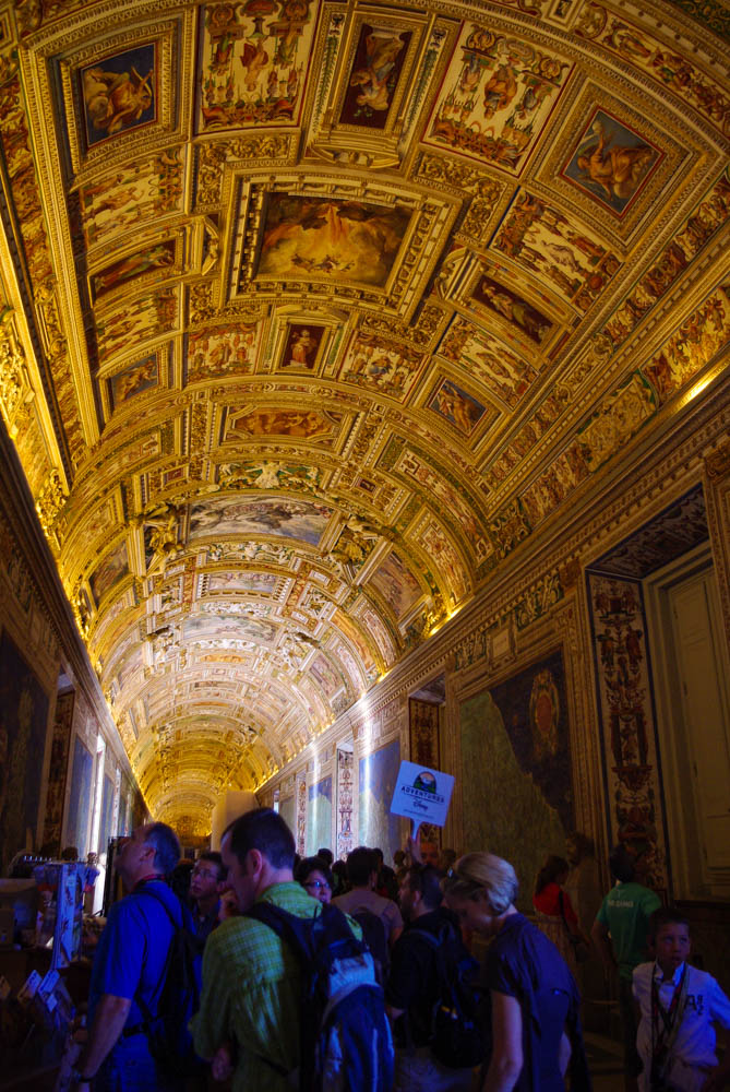 foule visitant les musées du Vatican