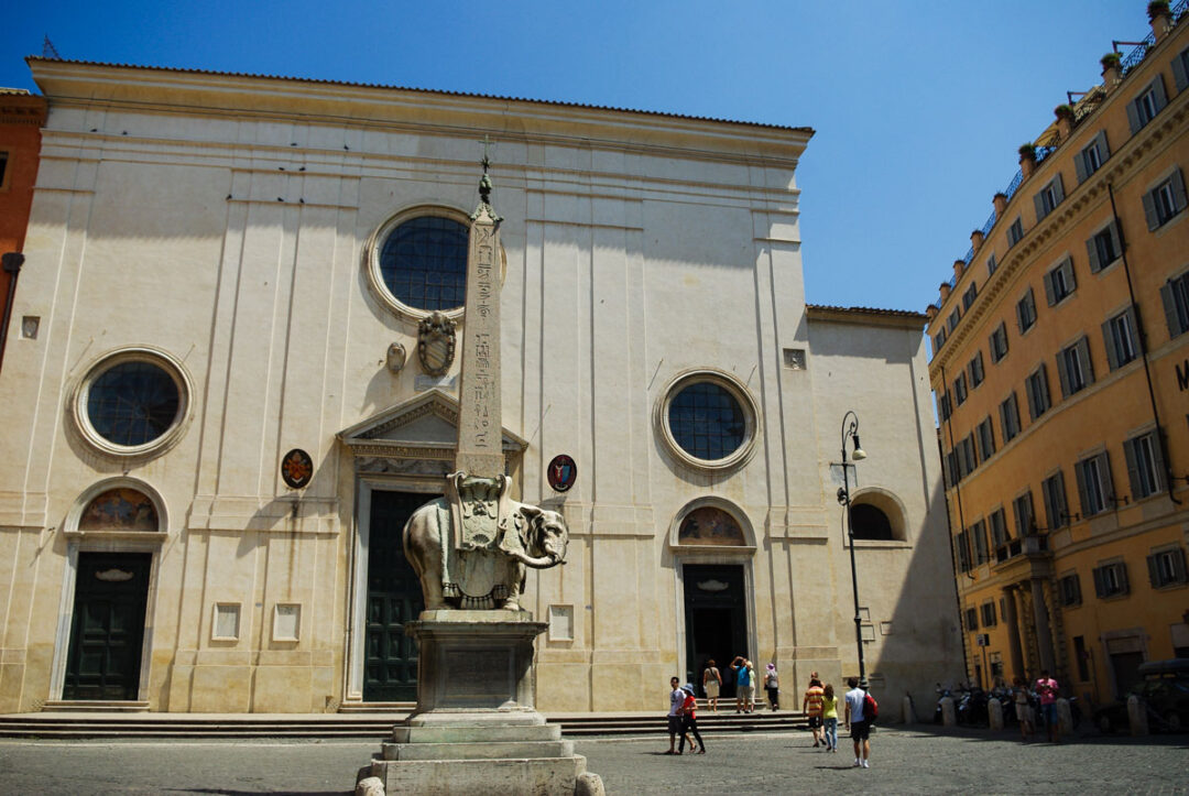 la Piazza de la Minerva et son obélisque avec son éléphant