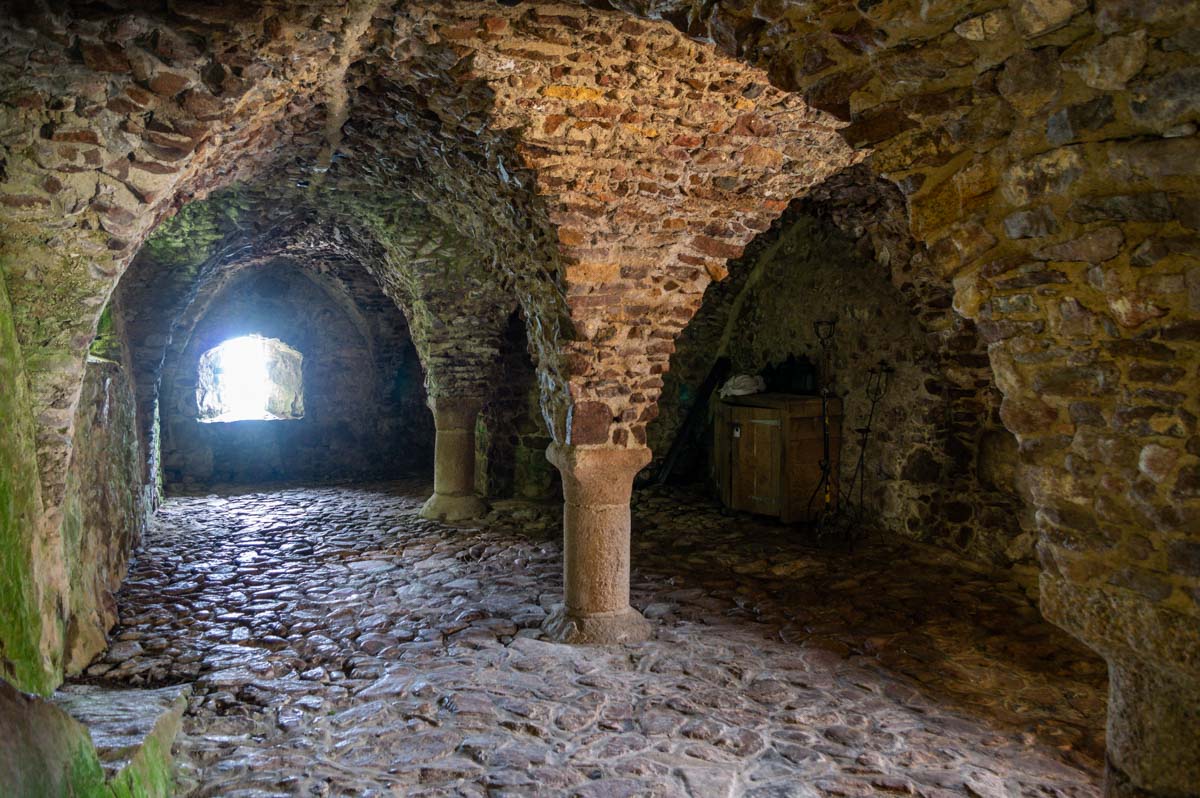 salle voutée médiévale dans le château de Montorgueil