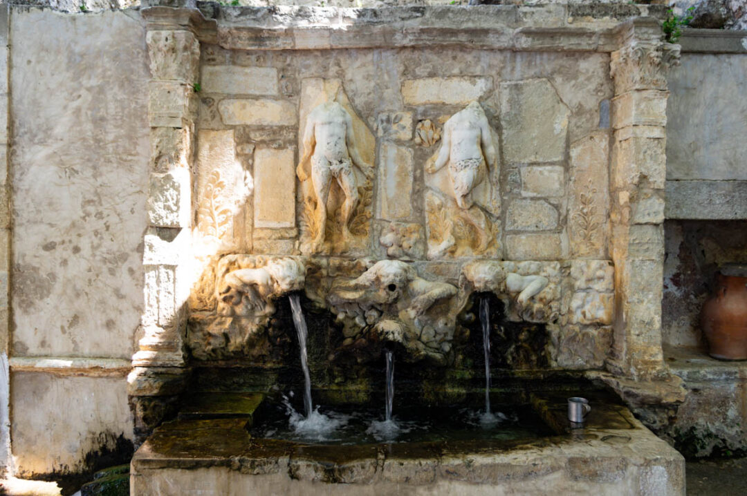 fontaine Adam et Eve au monastère de Vrondisi