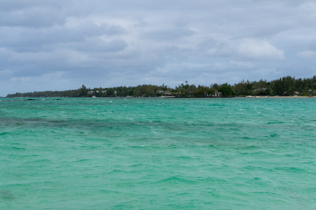 les cotes et la mer turquoise à l'île Maurice