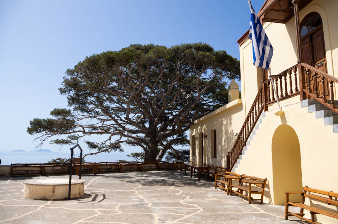 le monastère de Preveli en Crète avec sa terrasse offrant une superbe vue sur la mer