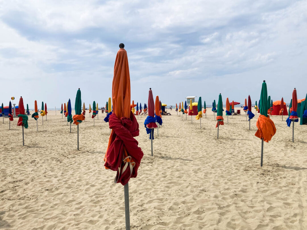 les parasols de la plage de Deauville