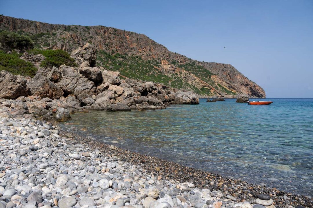 plage de galet de lissos en Crète