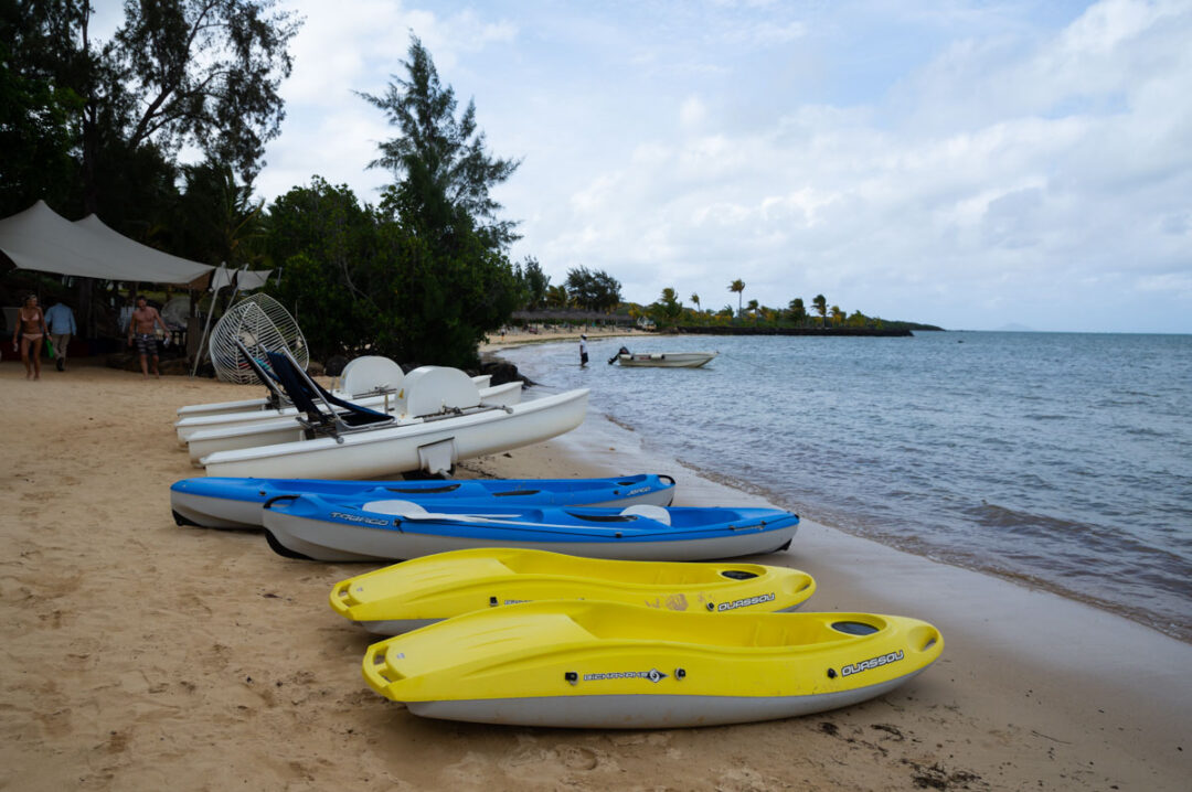Hotel Radisson Blu Azuri à l'Île Maurice - plage avec location de pédalo et kayak