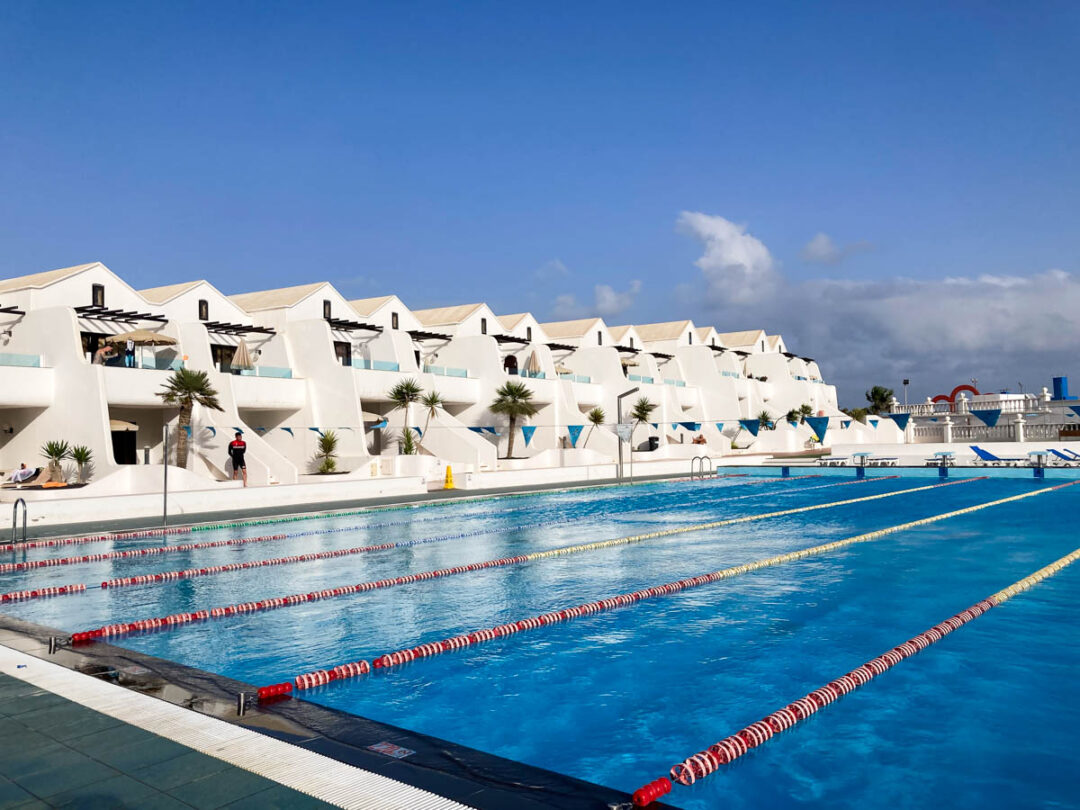 piscine de natation au Sands Beach Hotel à Lanzarote