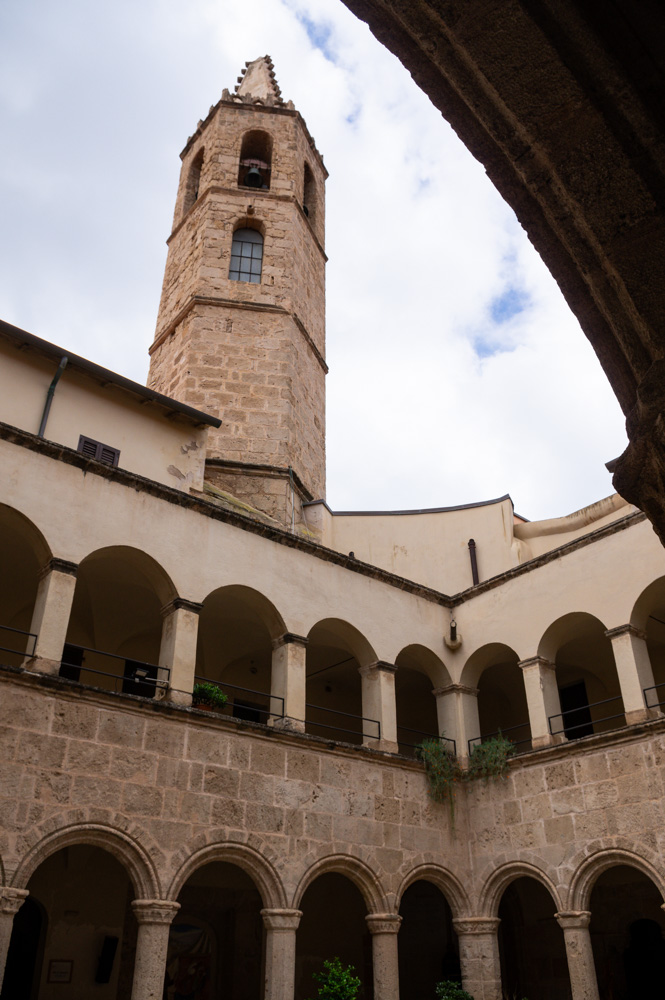 Eglise Saint François à Alghero : clocher vu de son cloitre
