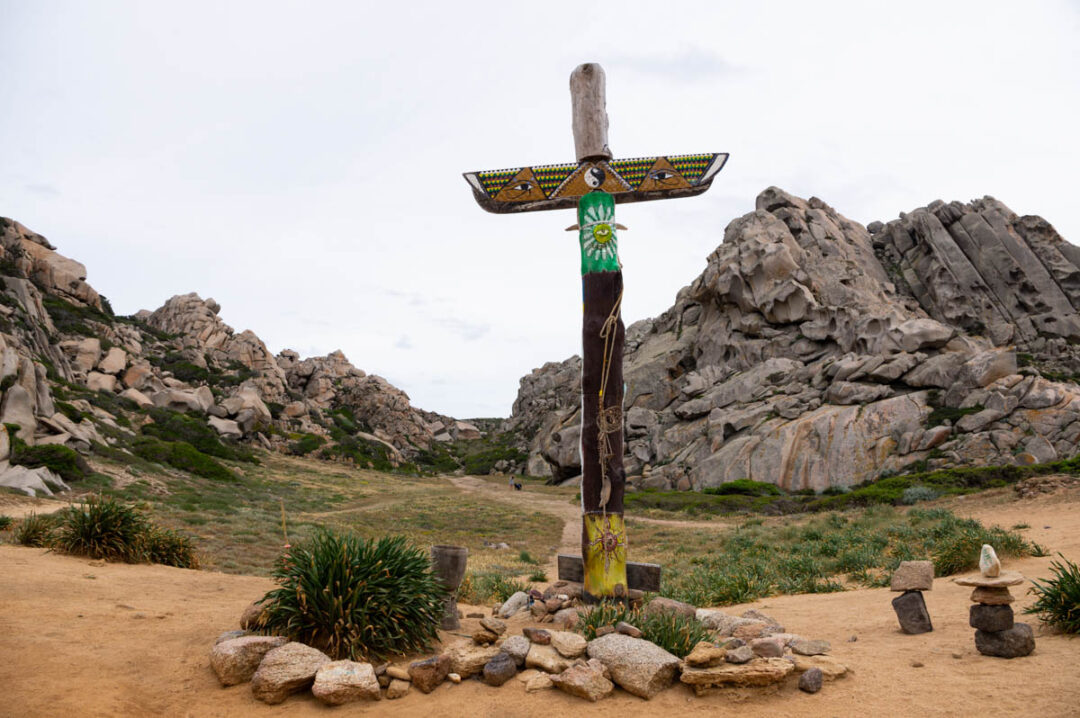 croix hippie dans la Vallée de la Luna à Capo Testa