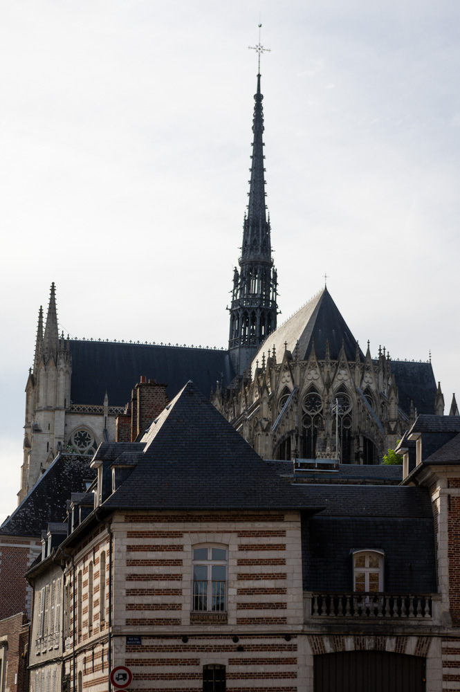 l'arrière et la flèche de la cathédrale d'Amiens