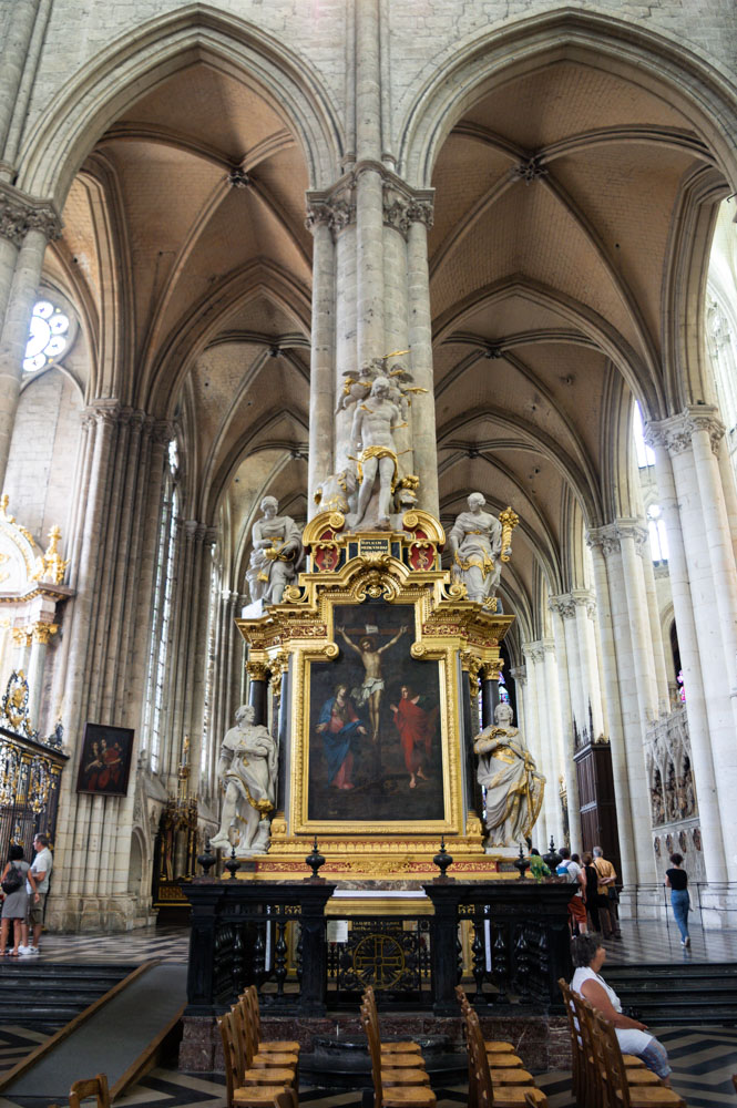 peinture du christ cruxifié dans la cathédrale d'Amiens