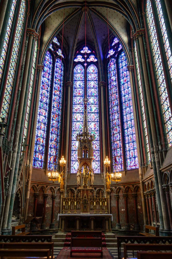 chapelle avec d'anciens vitraux du Moyen Age à la cathédrale d'Amiens