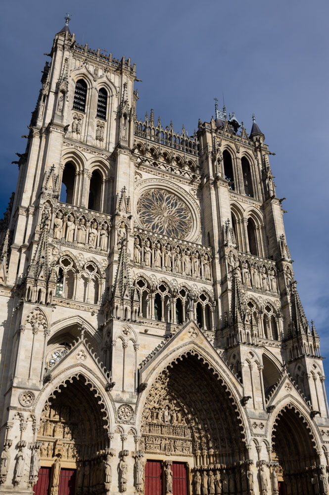 la façade principale de la cathédrale d'Amiens