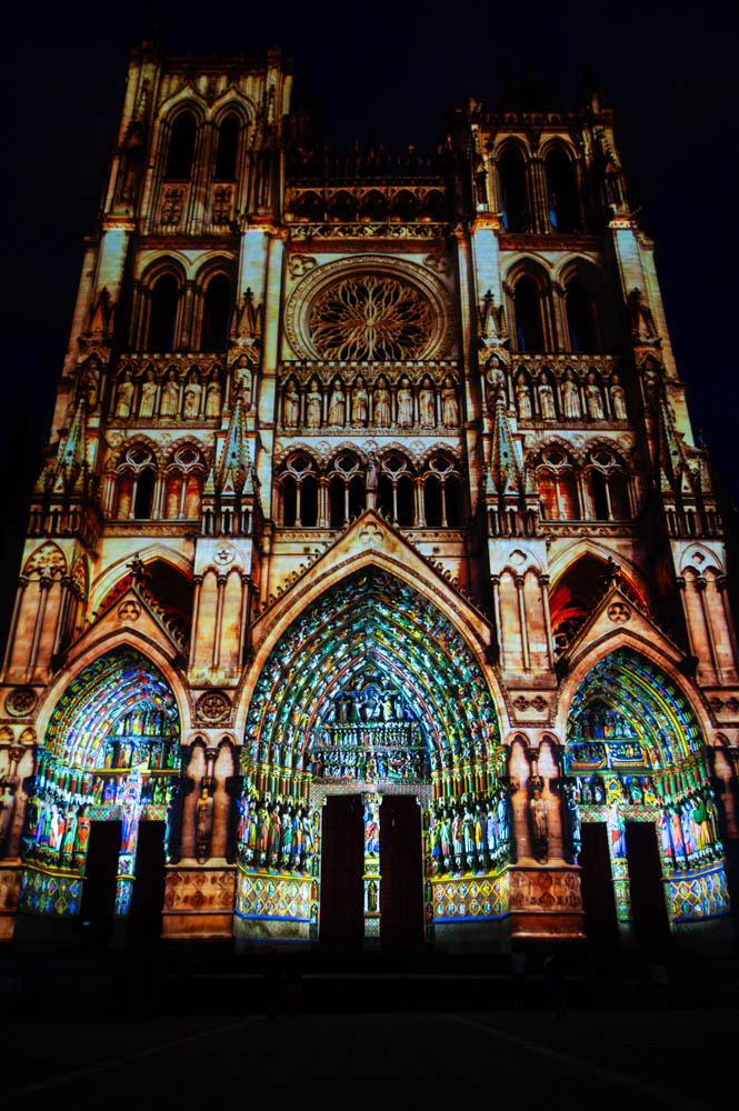 spectacle Chroma sur la façade principale de la cathédrale d'Amiens