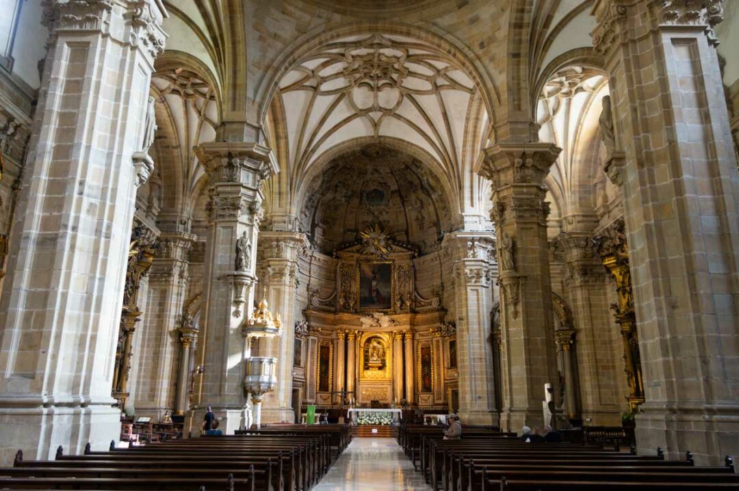 Nef principale de la Basilique Santa Maria del Coro à San Sebastian