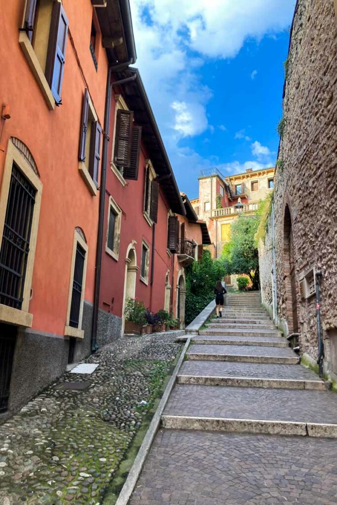 les escaliers pour monter au sommet du Castel San Pietro à Verone