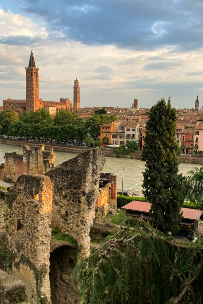 panorama sur Vérone depuis la montée au Castel San Pietro