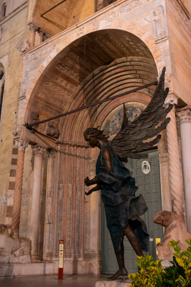 Statue contemporaine représentant un ange devant le Duomo de Verone