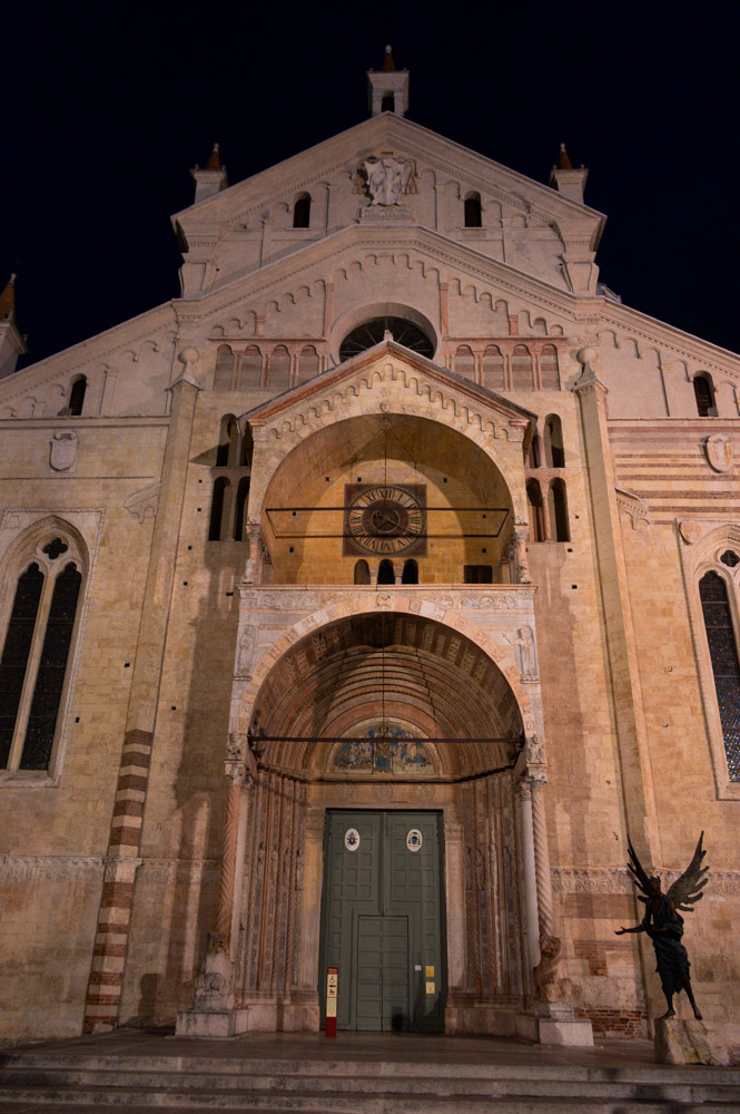 la façade principale du Duomo de Verone