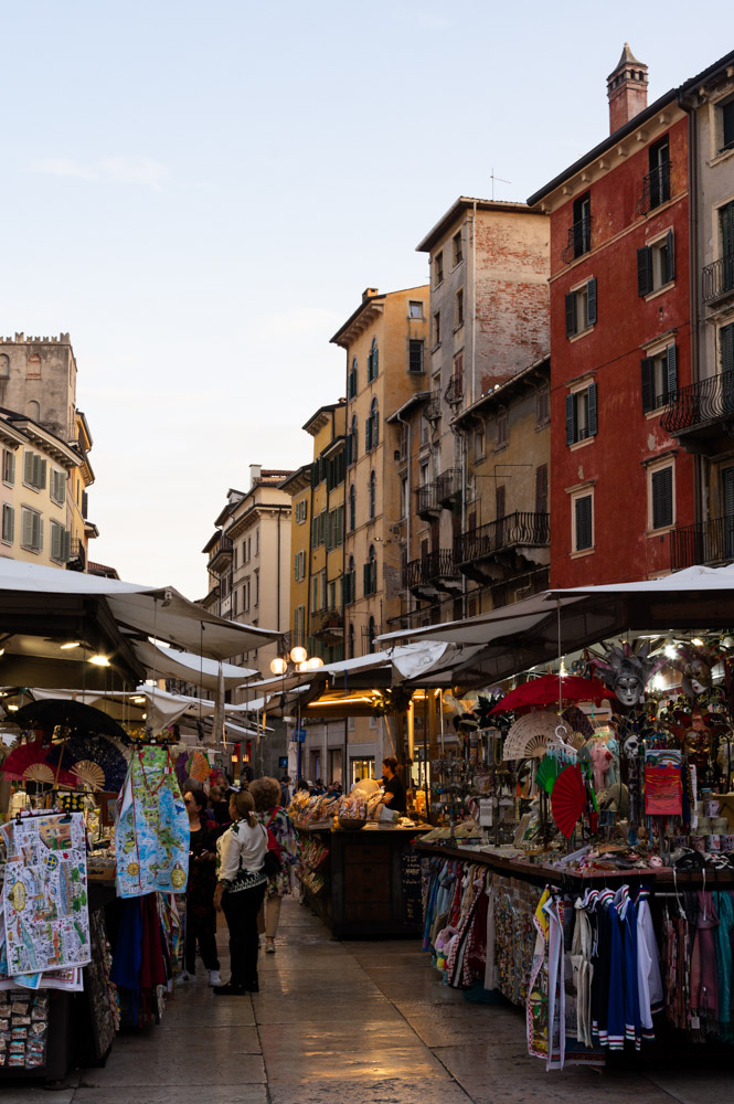 le marché aux souvenirs de la Piazza delle Erbe