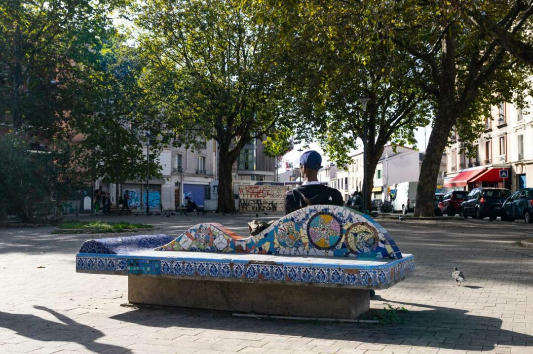 banc en mosaiques - street art à Montreuil
