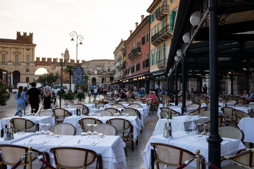 Terrasses de restaurants le long de Piazza Bra à Vérone