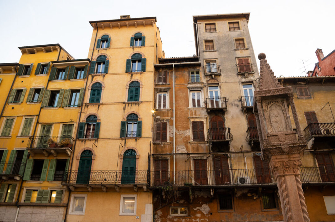 immeubles anciens bordant la Piazza delle Erbe à Verone
