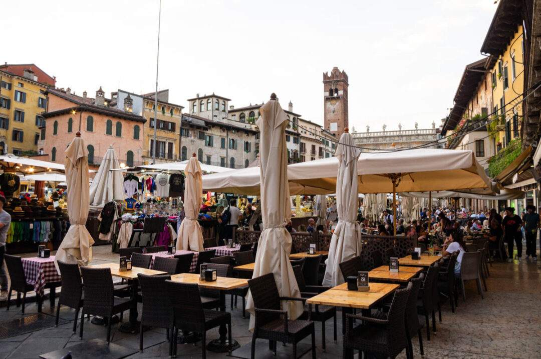 Terrasses de restaurant sur la Piazza delle Erbe à Verone