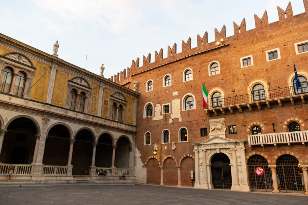 les palais bordant la Piazza dei Signori