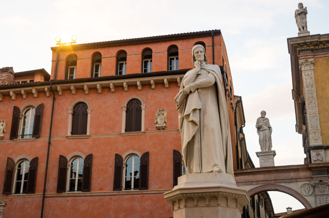 la statue de Dante tronant au centre de la Piazza dei Signori