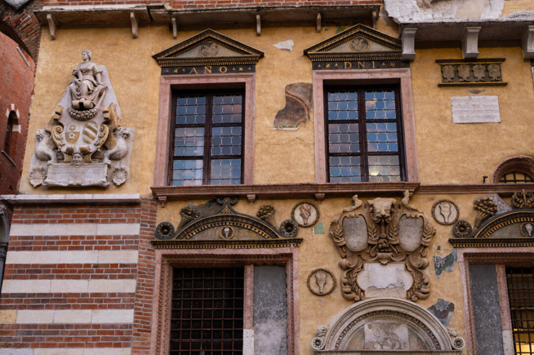 détail de décoration d'un palais sur la Piazza dei Signori