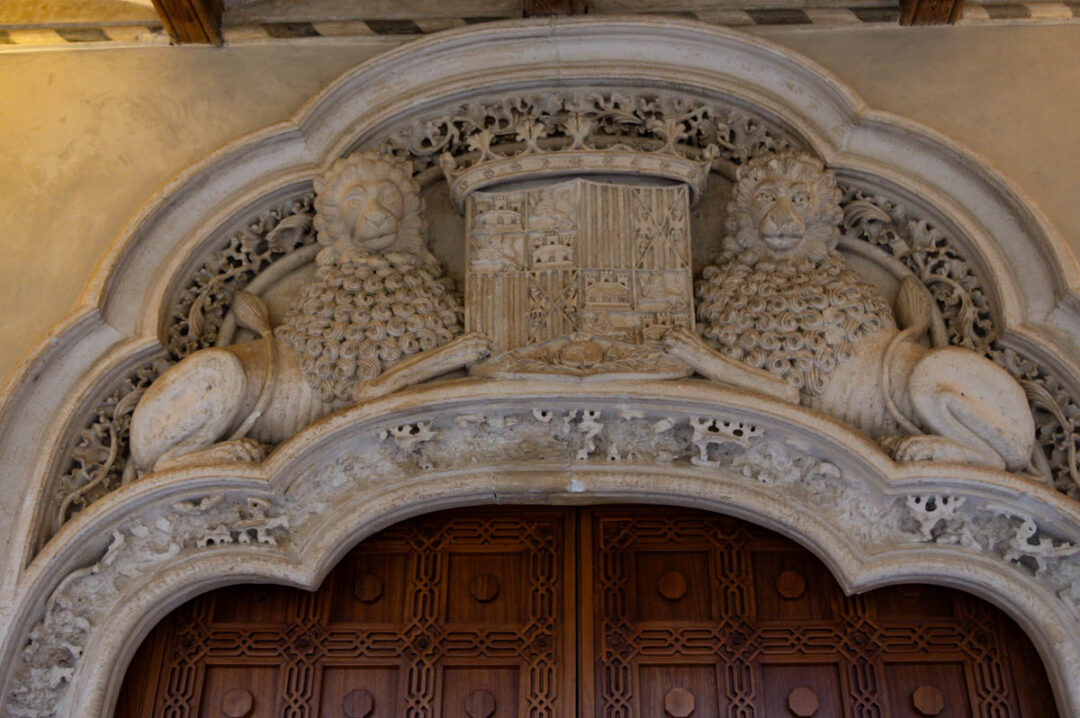 le Palais de l'Aljaferia à Saragosse - détail de lion sculpté dans le style mudejar
