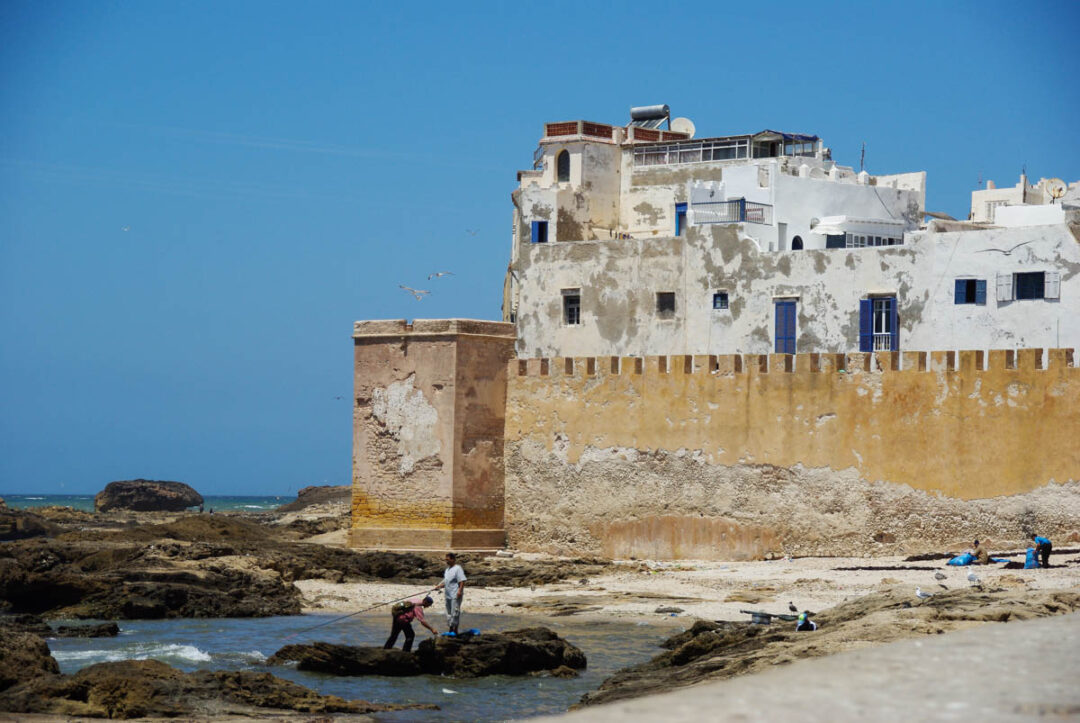 des pecheurs le long des remparts d'Essaouira