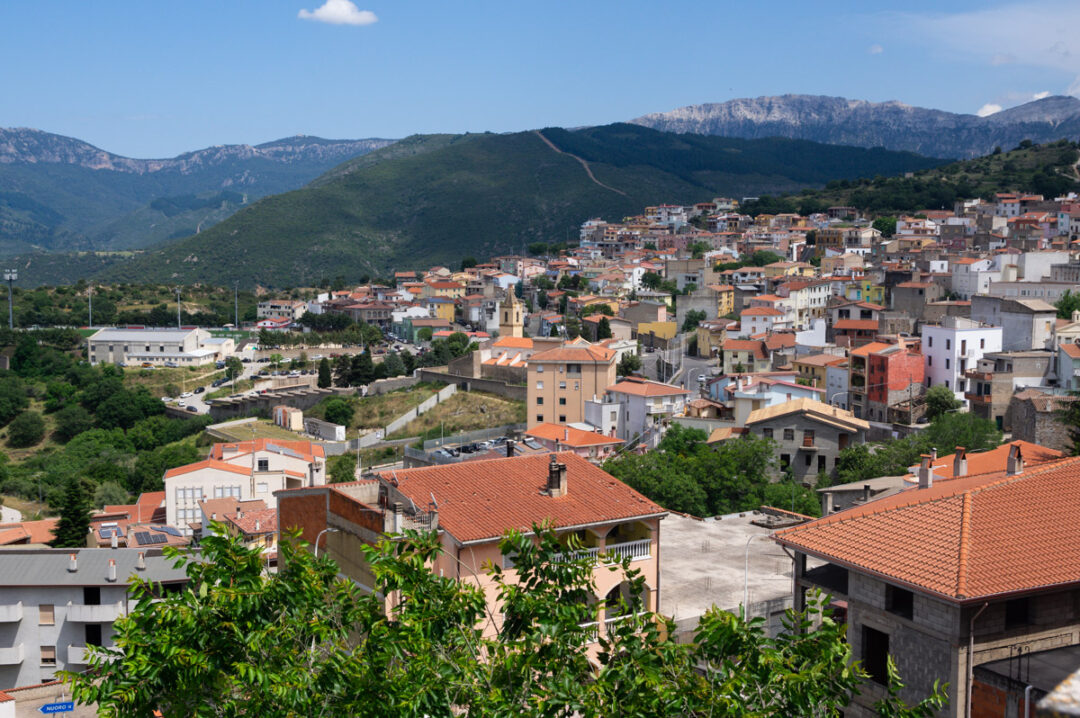 Panorama sur le village d'Orgosolo en Sardaigne