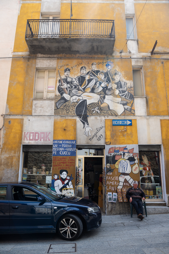 les peintures murales à Orgosolo en Sardaigne