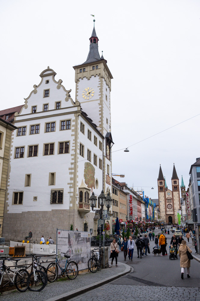 le Rathaus et la rue donnant sur la cathédrale de Wurtzbourg