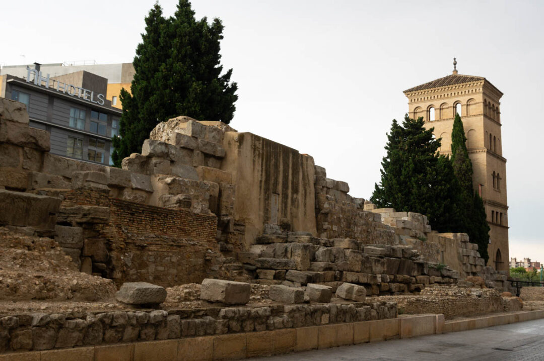 les vestiges des remparts de Caesar Augusta