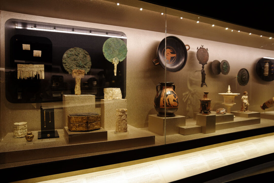 vitrine dans le musée archéologique d'Athènes
