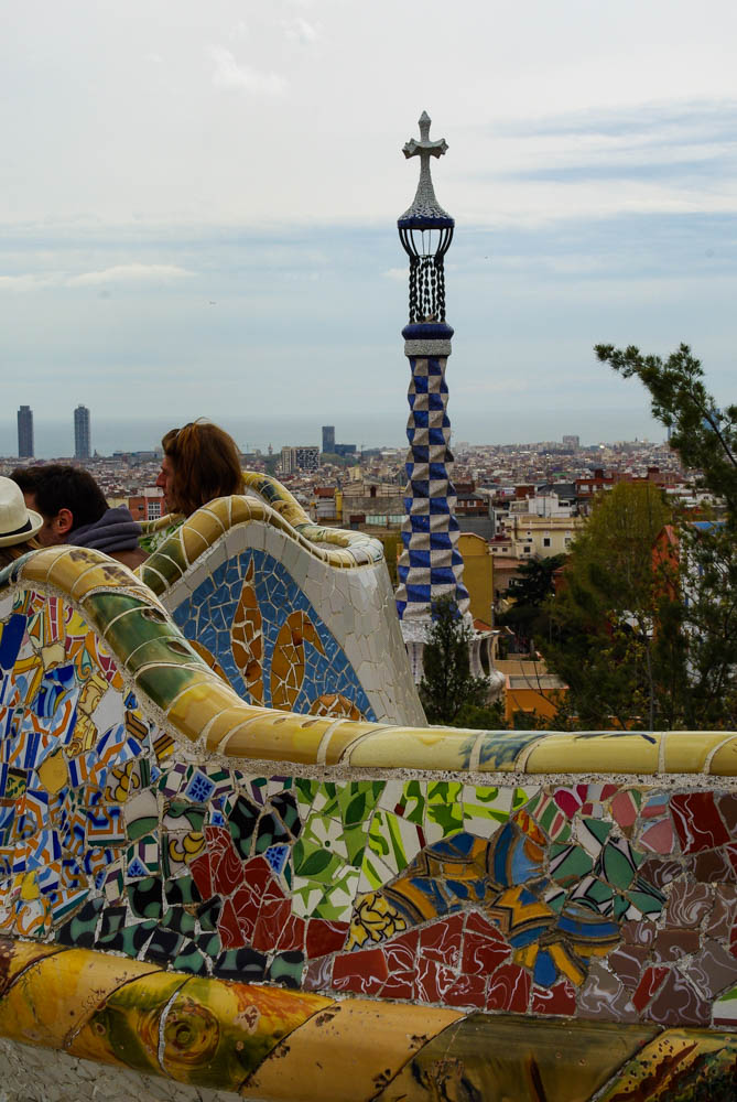 le parc Guell à Bercelone avec les bancs de Gaudi