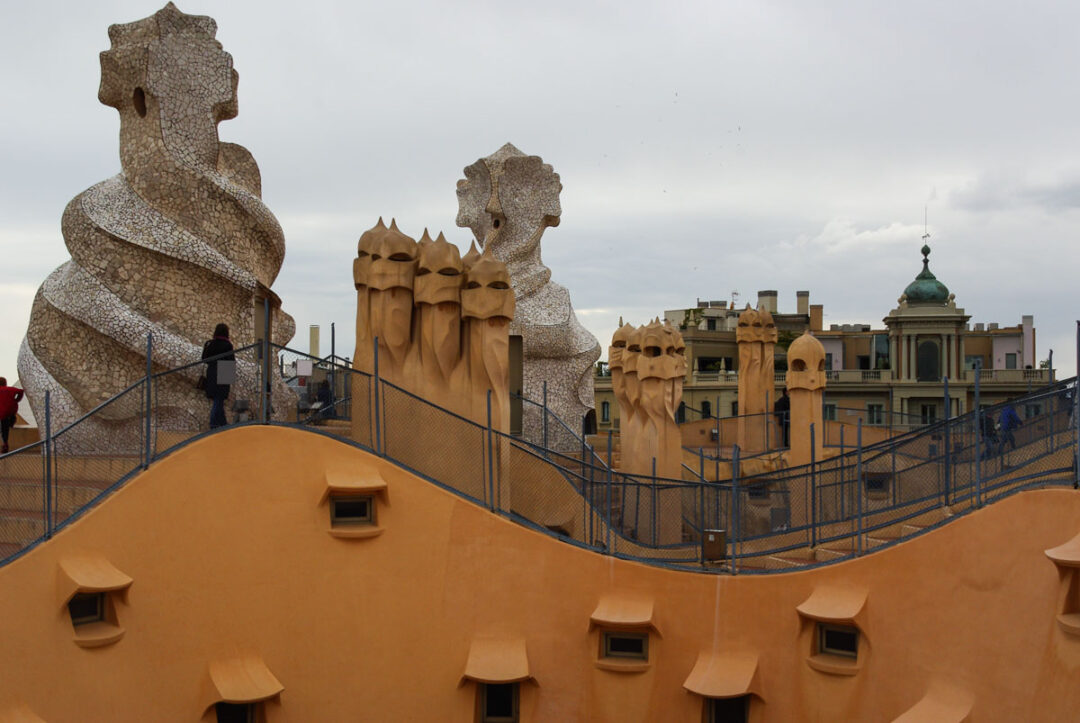 le toit et les cheminées de la pedrera à Barcelone