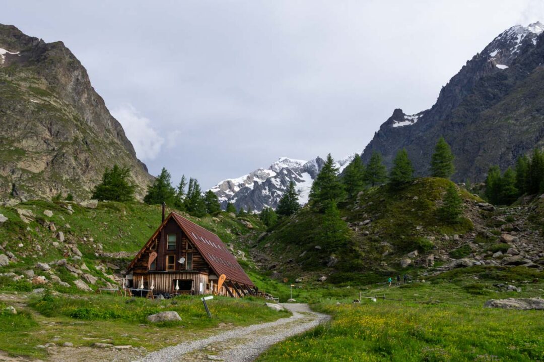 le refuge de la cabane de Combal sur le Tour du Mont Blanc