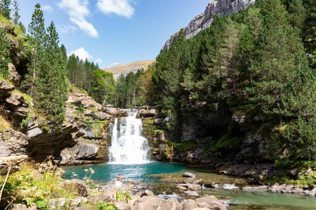 cascade et eau turquoise dans le Canyon d'Ordesa