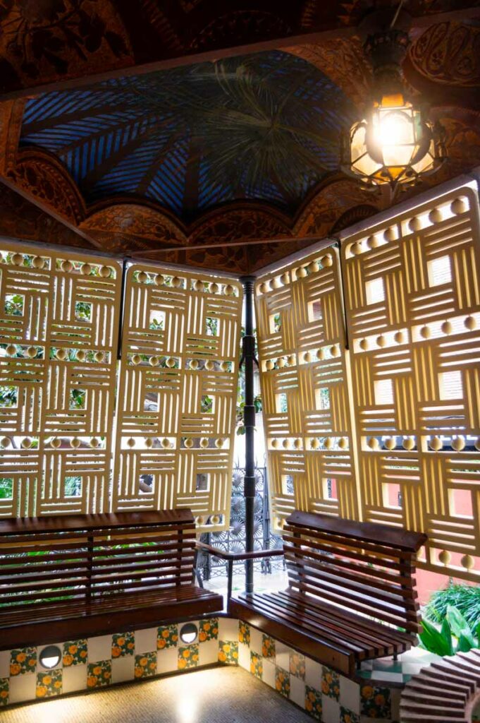 la pergola et ses bancs de la Casa Vicens