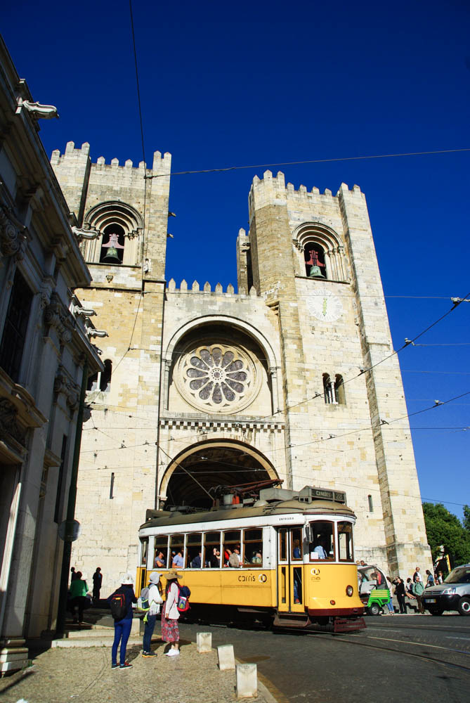 Facade principale de la Cathédrale de Lisbonne