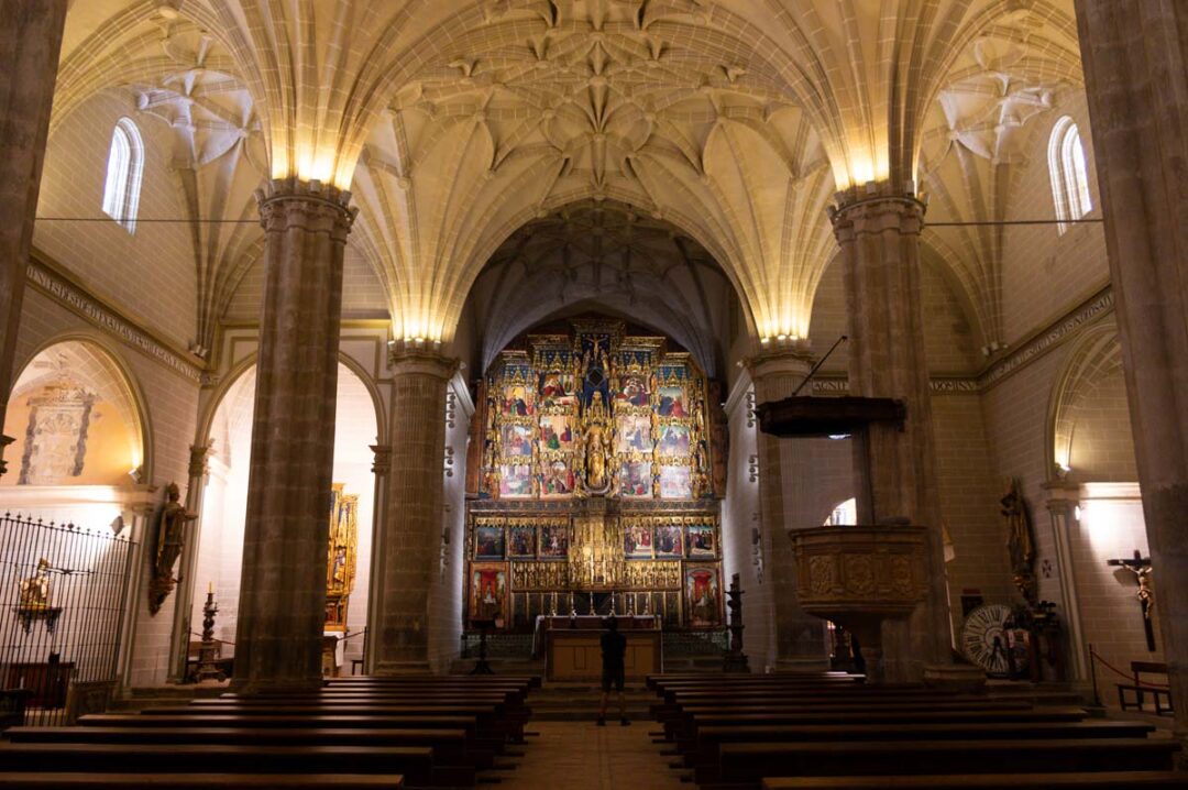 plafond gothique et retable dans la collégiale de Boléa en Espagne