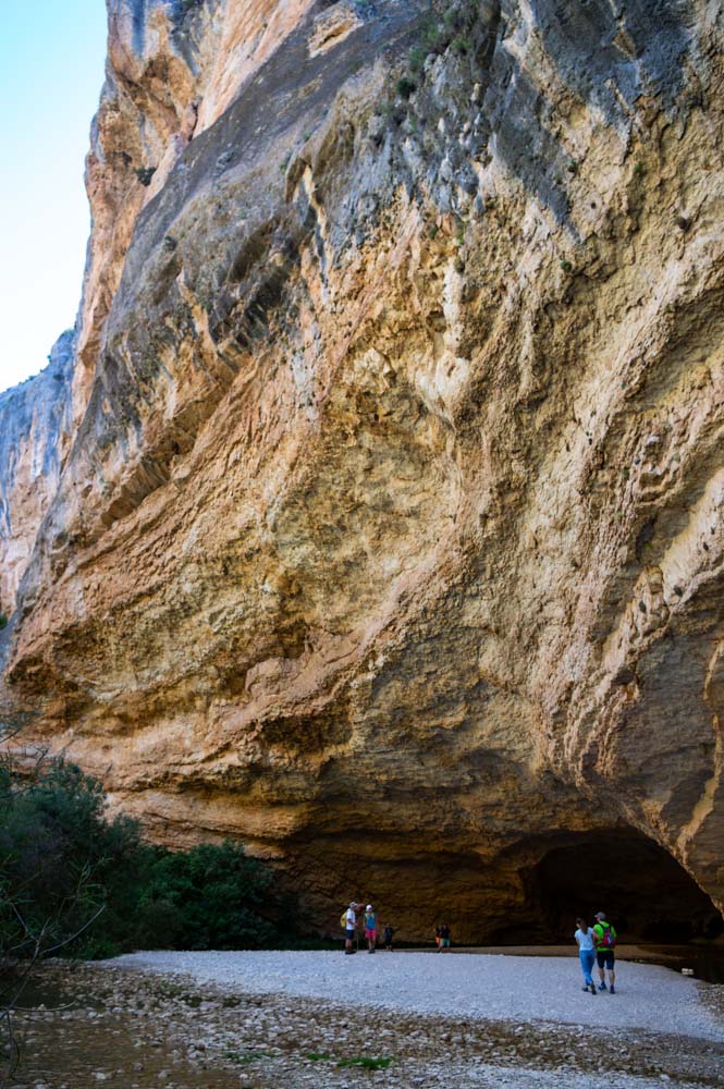 Grotte dans les falaises le long du Rio Vero