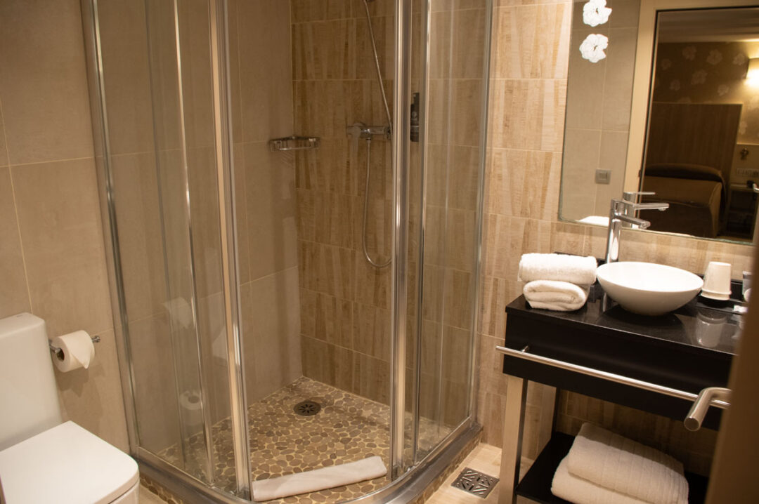Salle de bain de la chambre de l'Hotel Santa Marta à Barcelone