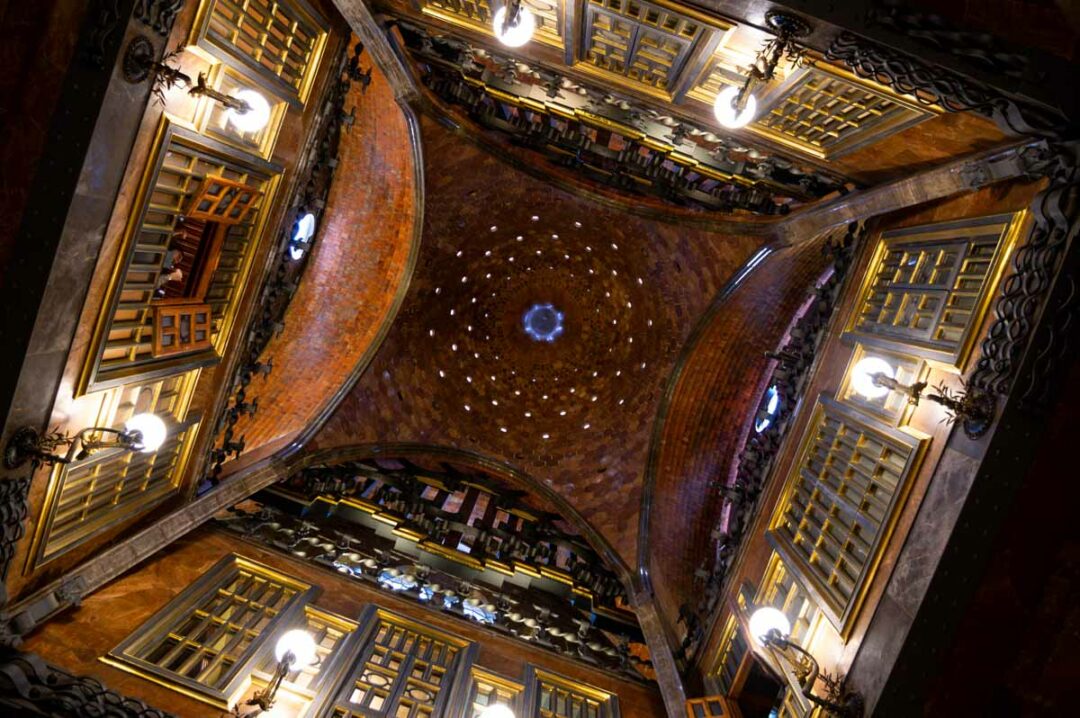 la coupole du salon principal du Palau Guell